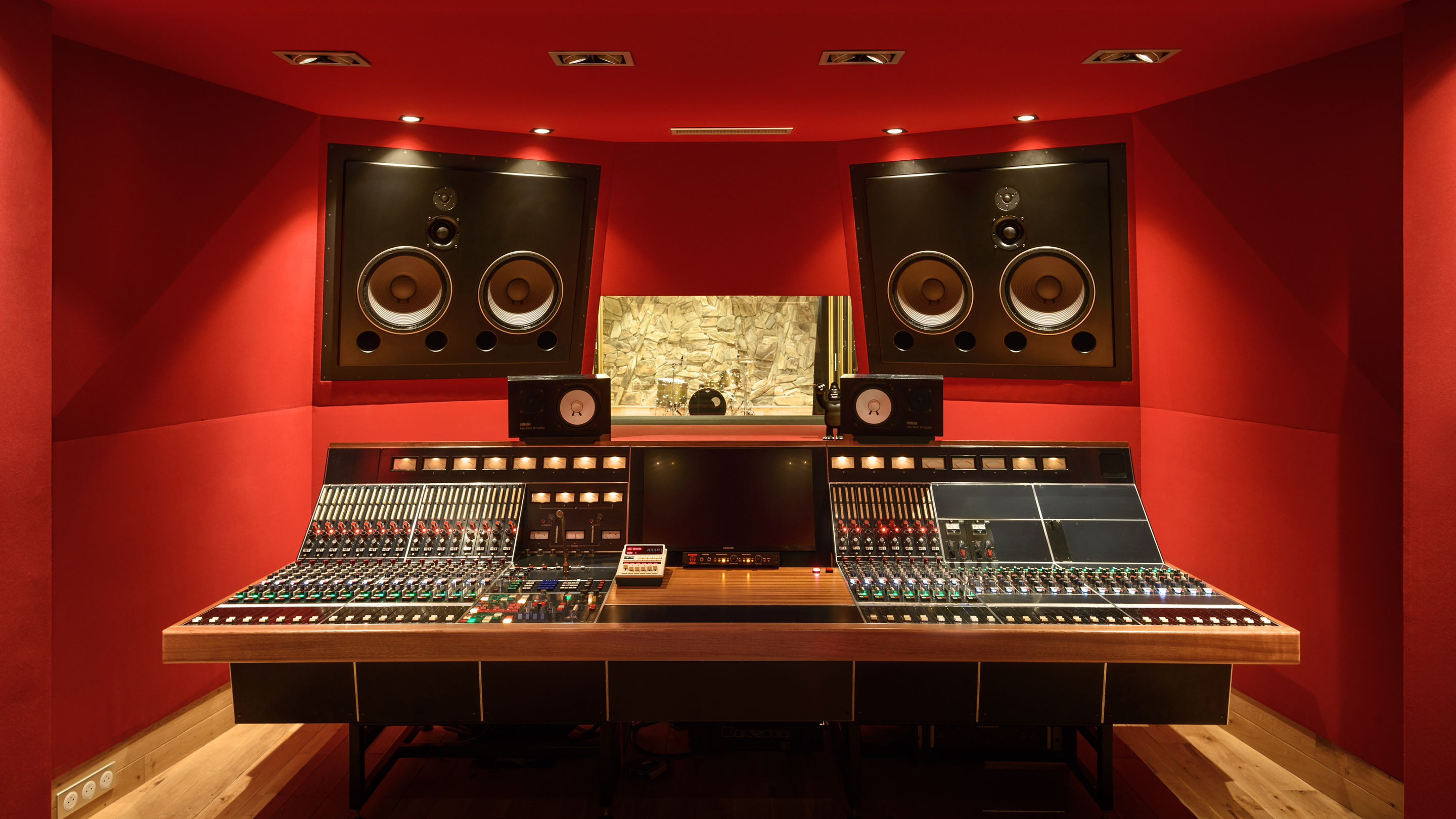 Homestudio avec cabine d'enregistrement et console de mixage